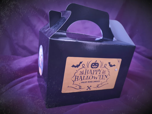 Unlock the mystery of Halloween with our spookily special HALLOWEEN BOX! With an array of fearfully fragrant home scents, it's the perfect way to celebrate the season. Don't miss out - pre-order your box now!  Dimensions 15cm x 12cm x 10 cm (Excluding handle)