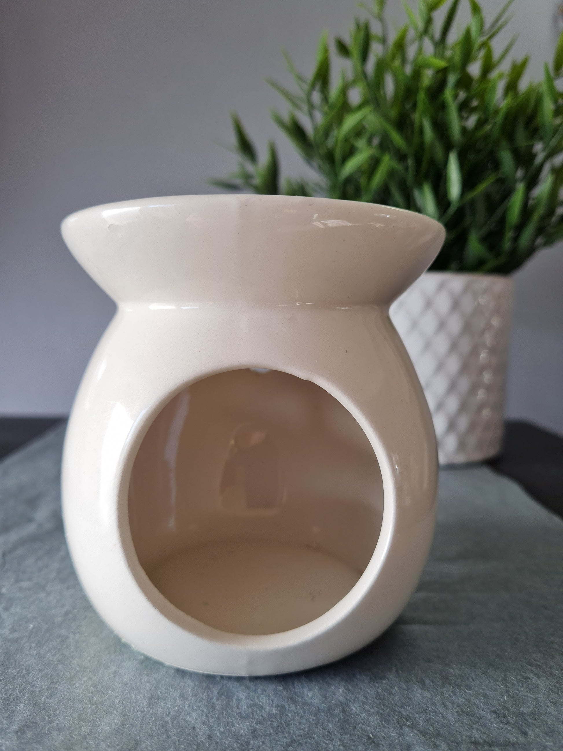 Sit back and breathe in a beautiful wax melt with the help of this stylish oil and wax burner. The simple design features a small dish, with a hollow and circular inside for the candle to be placed into. A minimalist white colour that will complement any other room decor. Discover our stunning range of wax melts here!