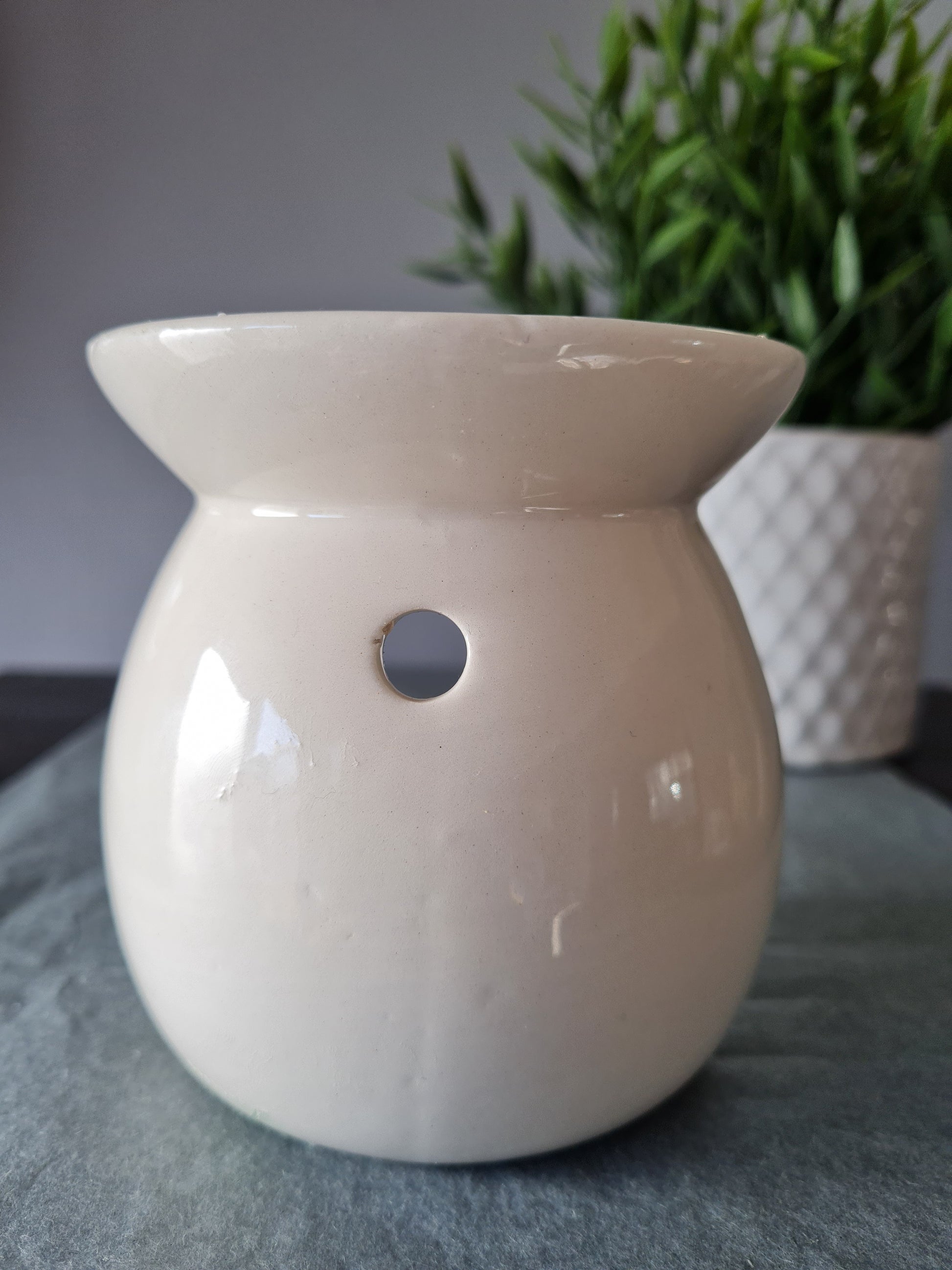 Sit back and breathe in a beautiful wax melt with the help of this stylish oil and wax burner. The simple design features a small dish, with a hollow and circular inside for the candle to be placed into. A minimalist white colour that will complement any other room decor. Discover our stunning range of wax melts here!